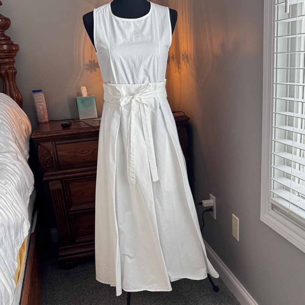 Elegant White Sleeveless Dress